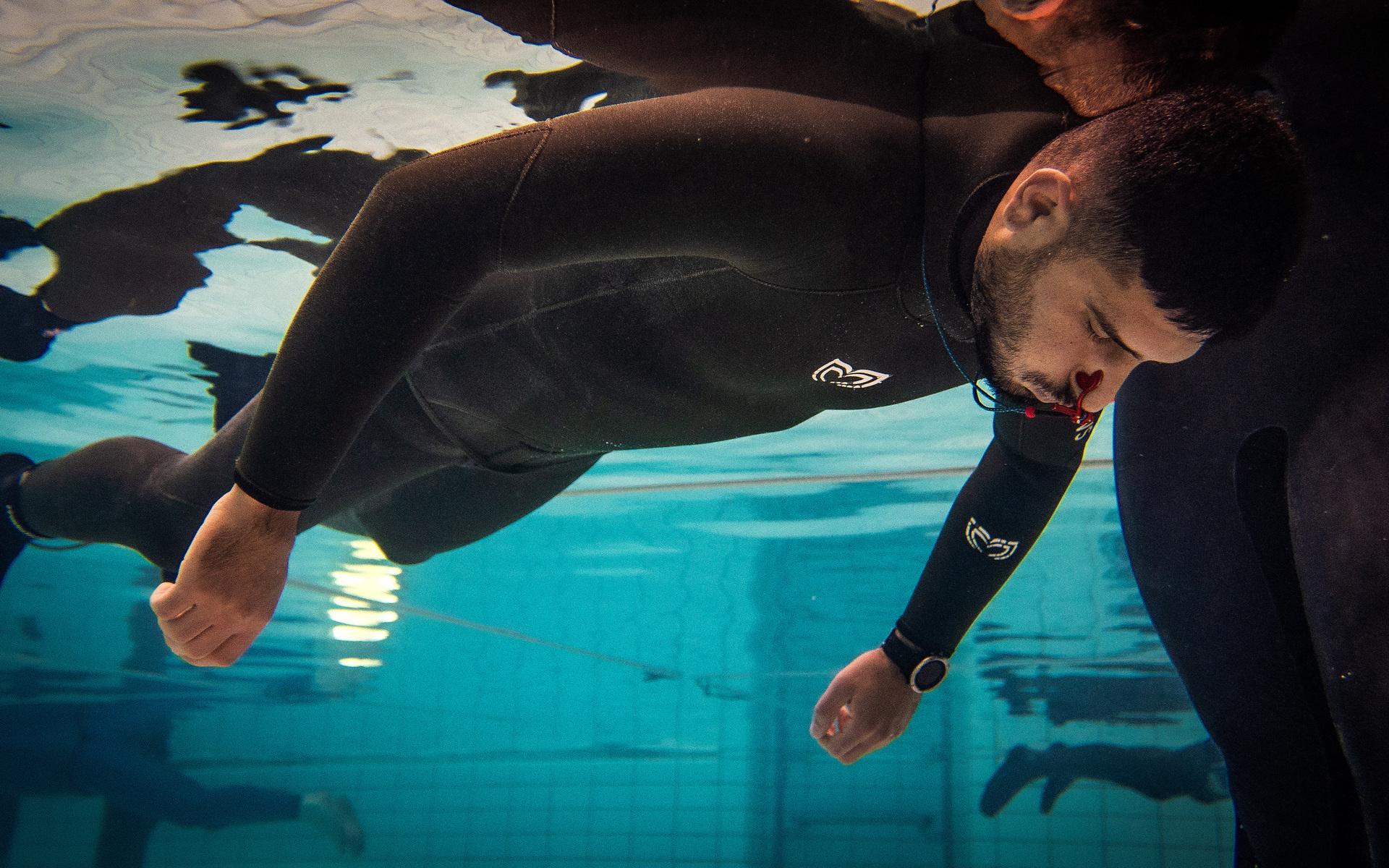 Rami Bladlav slog återigen nordiskt rekord i fridykningsgrenen ”Static apnea” under söndagens dykmässa i Eriksbergshallen. 
