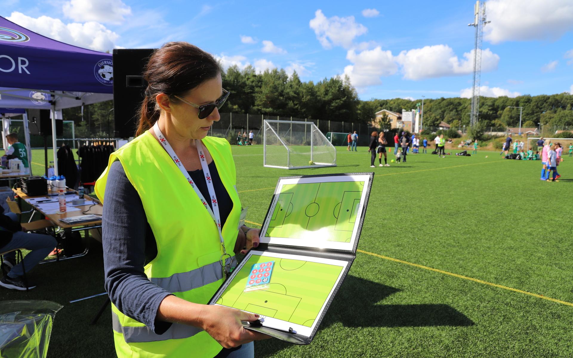 Helena Engblom är cupgeneral och styrelseledamot i Öjersjö IF. Här visar hon upp den taktiktavla som alla deltagare får ta med sig hem efter avklarat cupspel. 