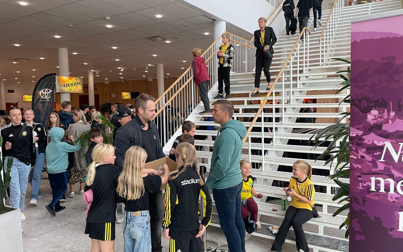 Partille Tidning med chefredaktören Jonas Rindefjell i högform var på plats med tablettaskar, reflexer och flyers i Partille Arena under Sävehofs dubbelmatch. Se alla bilder här.