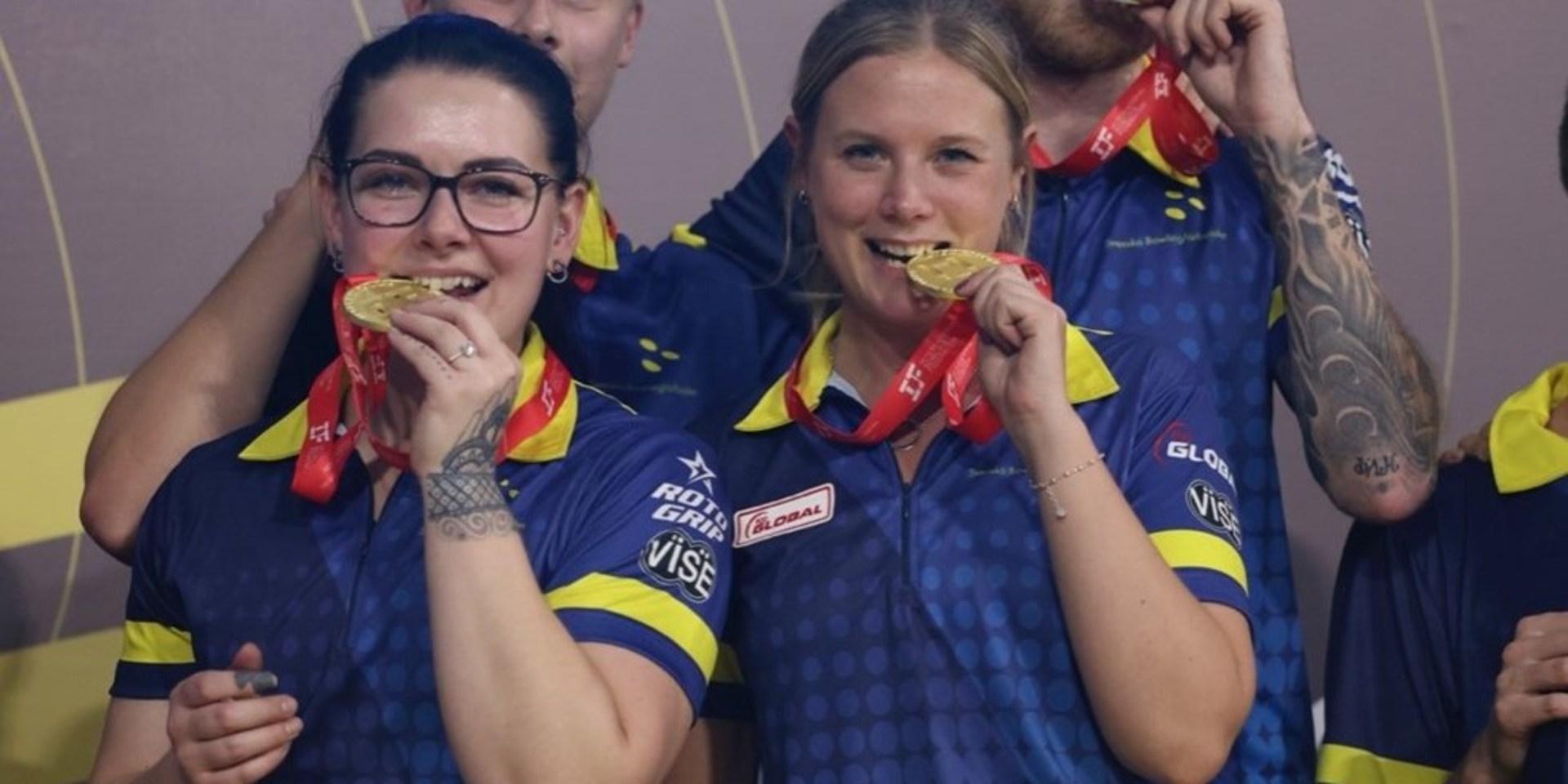 Sandra Andersson och William Svensson biter på sina guldmedaljer. Det gör även Jesper Svensson och Joline Persson Planefors, som utöver kärlekspar nu också kan titulera sig som världsmästare.