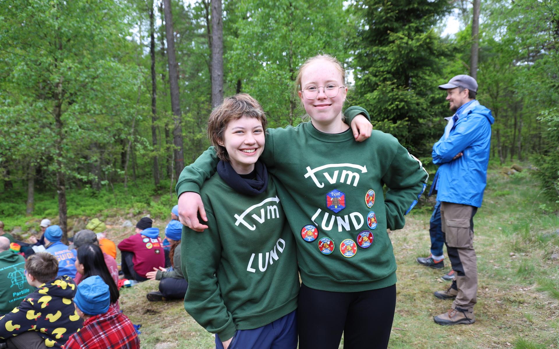 Olivia Spangfort, 14, och Tilde Åkesson, 15, uppskattar att friluftsfrämjandets läger är så fritt jämfört med scouterna. 