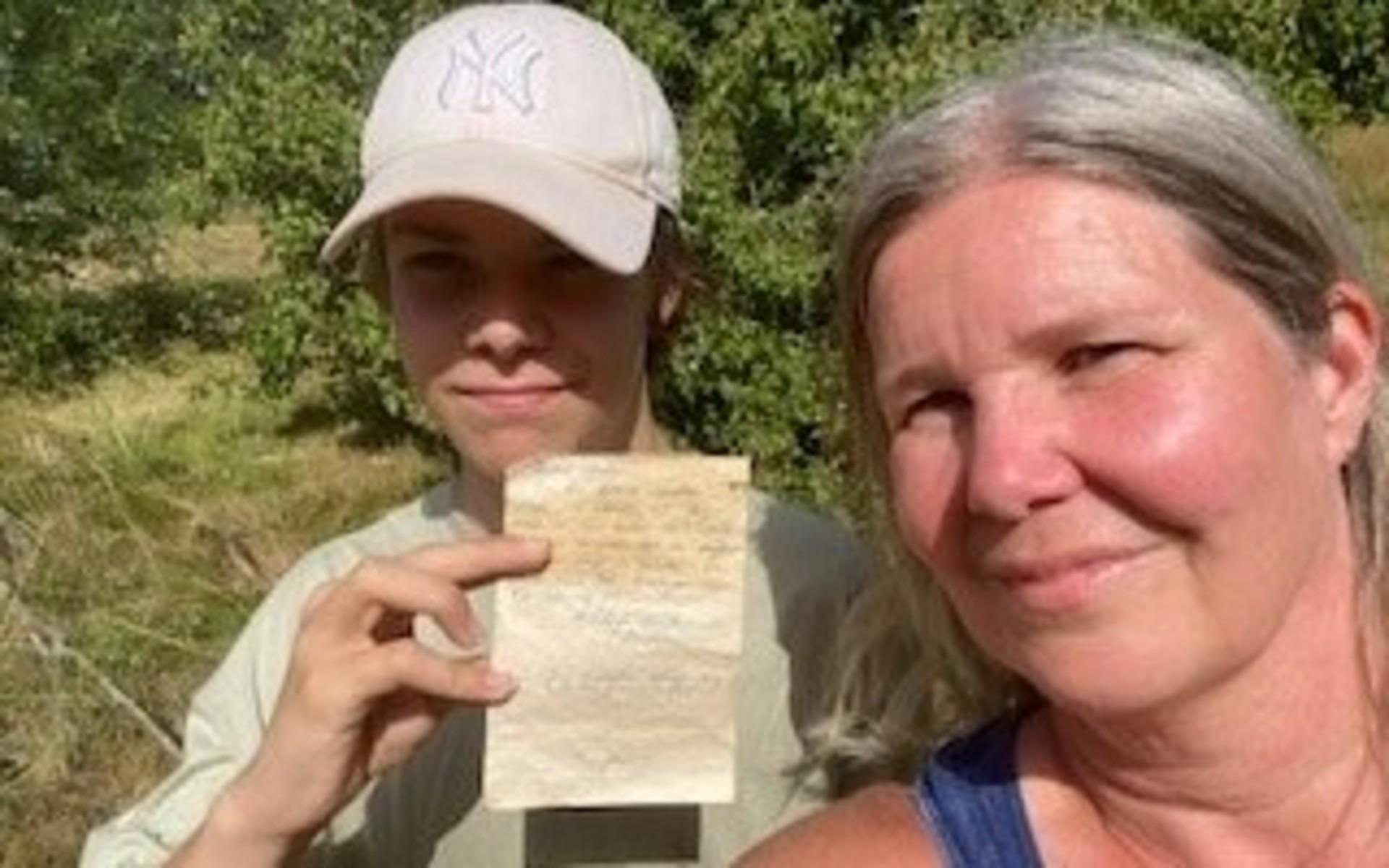 Maria Ehrenberg och sonen Casper Almquist gjorde ett ovanligt fynd under en hundpromenad kring Haketjärn.