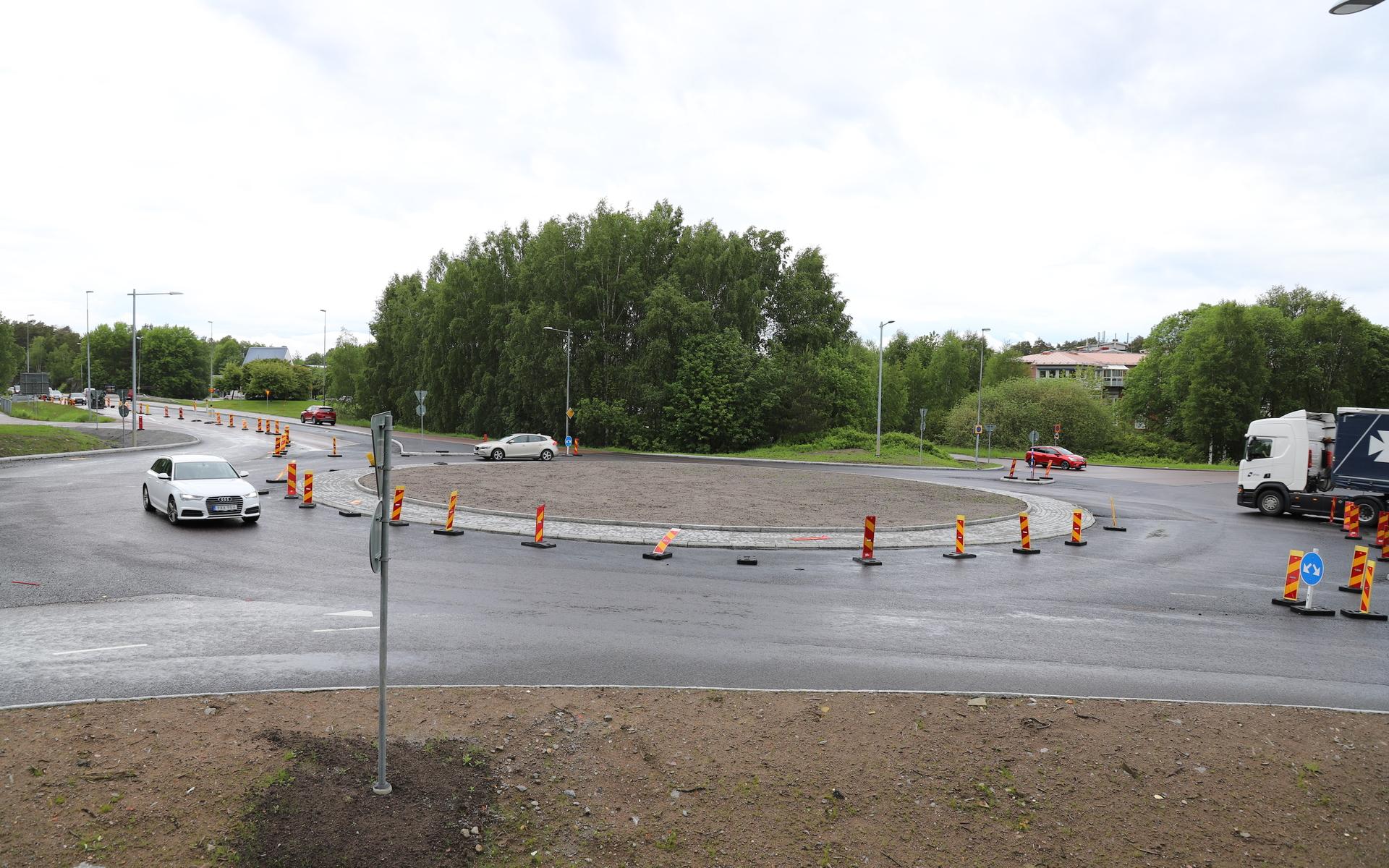 Efter ett år ska Trafikverket avsluta underhållsarbetet vid rondellen på Landvettervägen. 