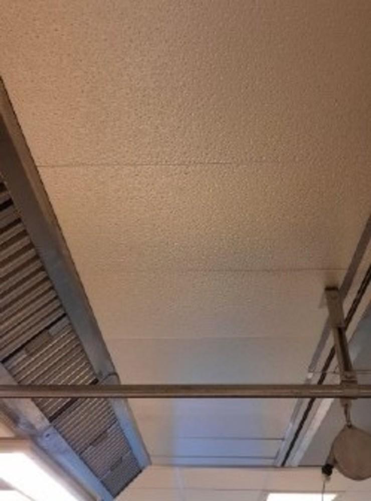Ventilationen på Lillegårdsskolan gör att kondens riskerar droppa ner i maten från taket. 