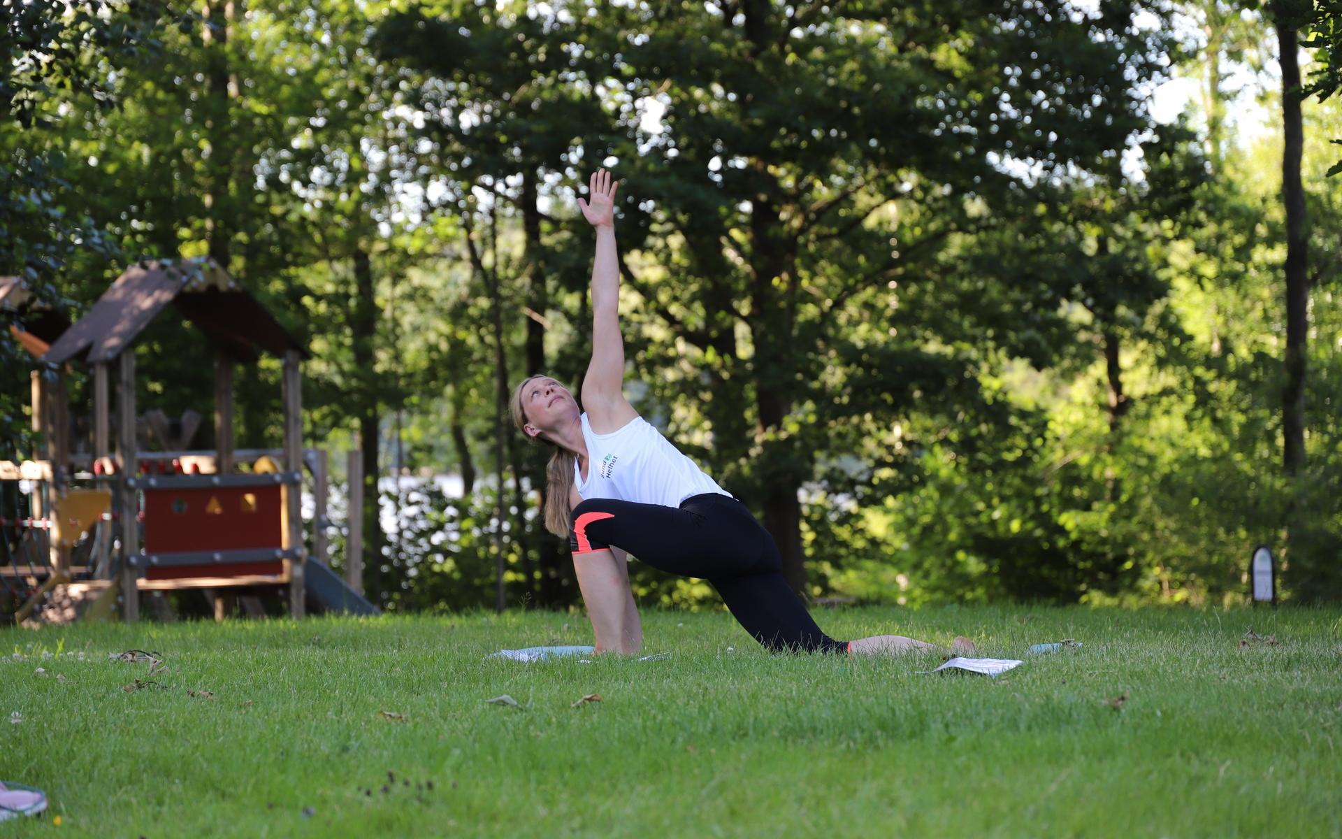 Yogaläraren försöker att hålla så många klasser hon kan utomhus för att lättare komma in i ett inre lugn. 