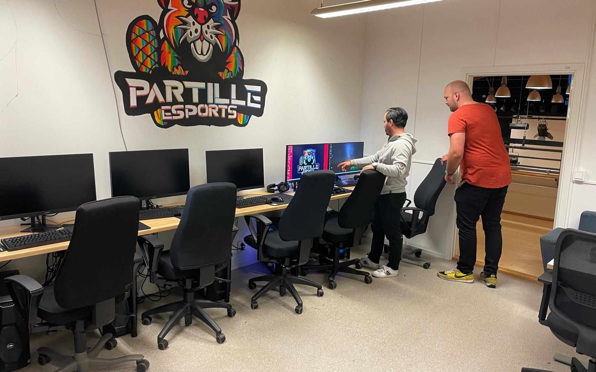 Sedan uppstarten 2019 har deras rum med datorer vuxit sig allt större. I somras fick väggen en logga, designad av deltagaren Liam Nordström, 17 år, och inom kort kommer ännu fler datorer installeras för spel. 