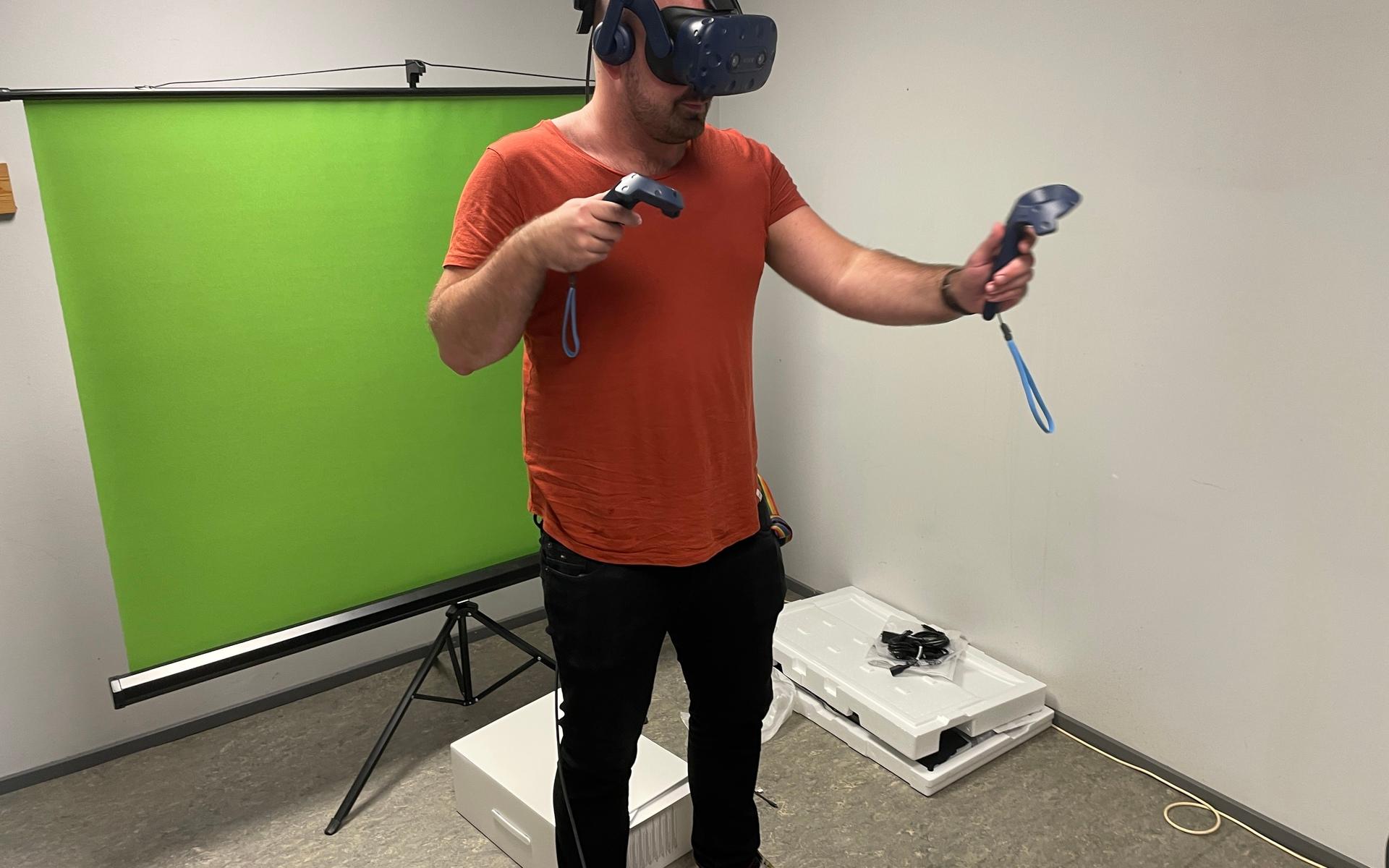 Förutom stora salen är också ett VR-rum på gång. Här visar Jonas Arvidsson upp en ny green-screen och hur det kan se ut när man lever sig in i den virtuella världen. 