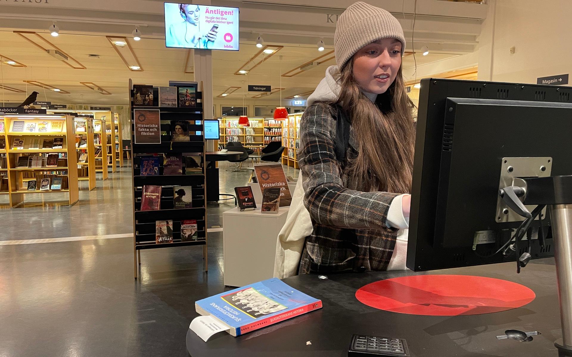 Alexandra Nordström är inne på biblioteket och lånar kurslitteratur som hon behöver för sina studier.