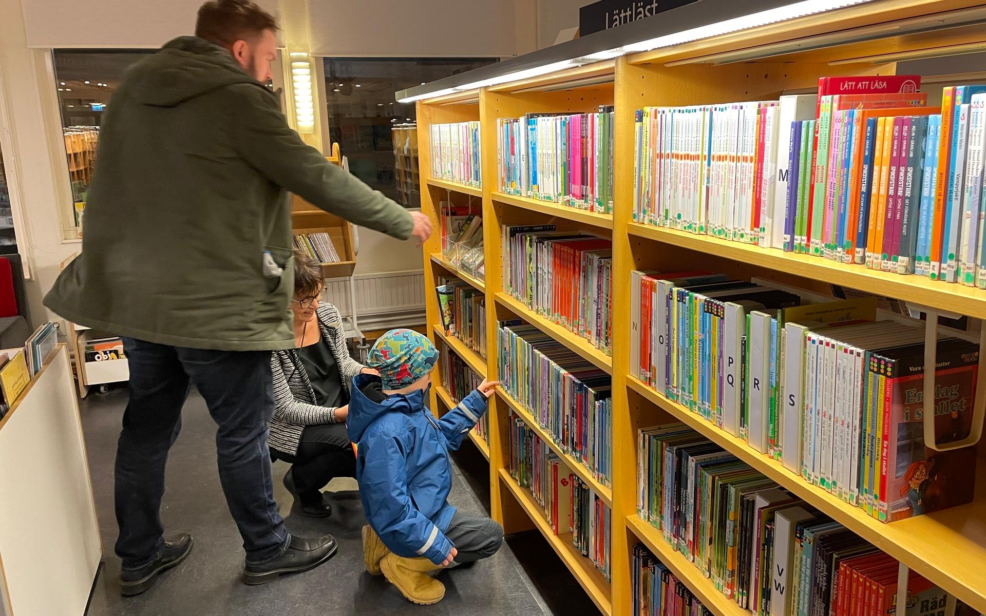 Jonatan Rydberg med sonen Noel Rydberg är inne för första gången på biblioteket för att låna böcker. De har tidigare köpt en hel del böcker, men det börjar lite för mycket att ha hemma.
