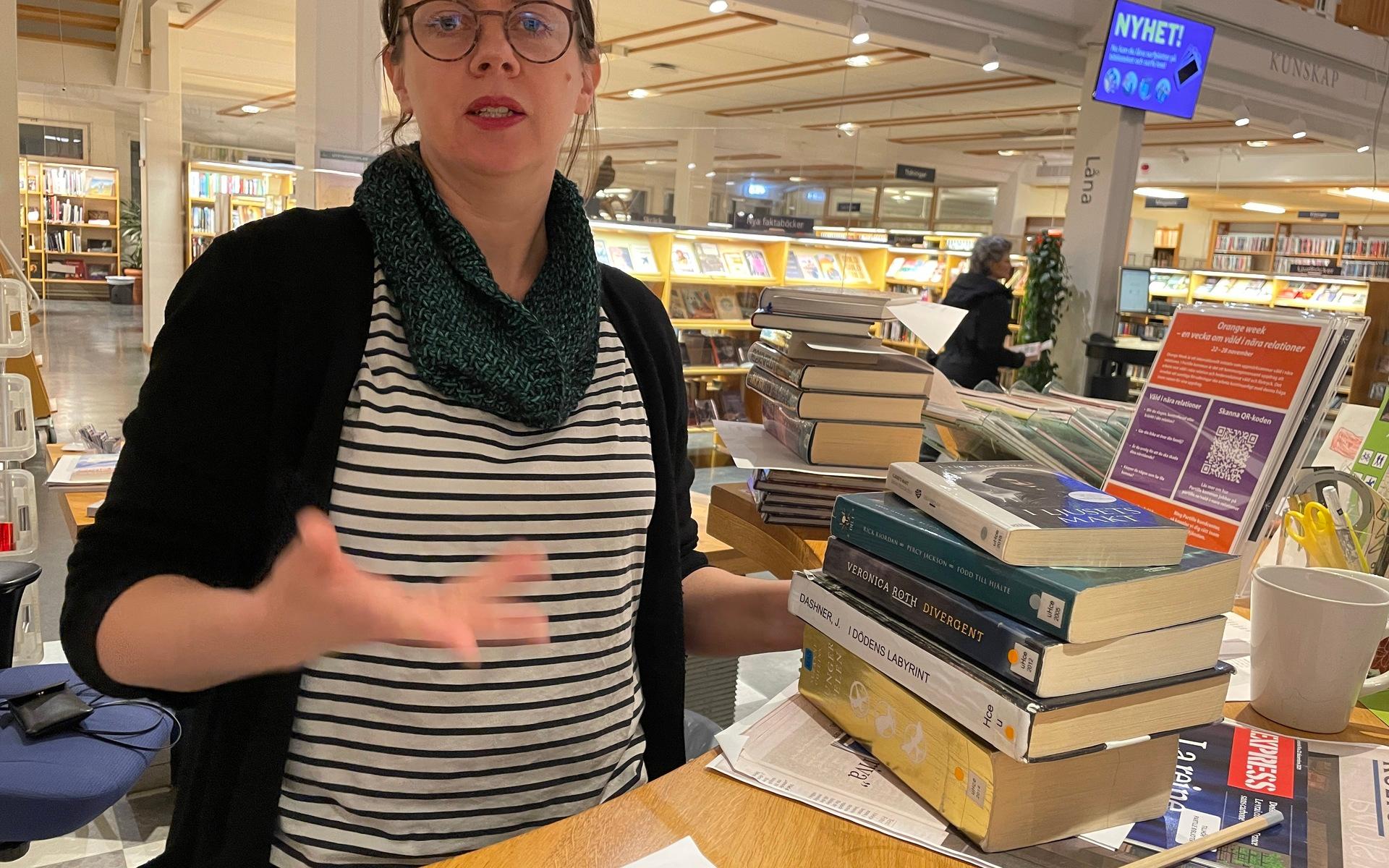 Karoline Thyne berättar att de får en hel del önskemål från besökare om böcker som de sedan köper in. 