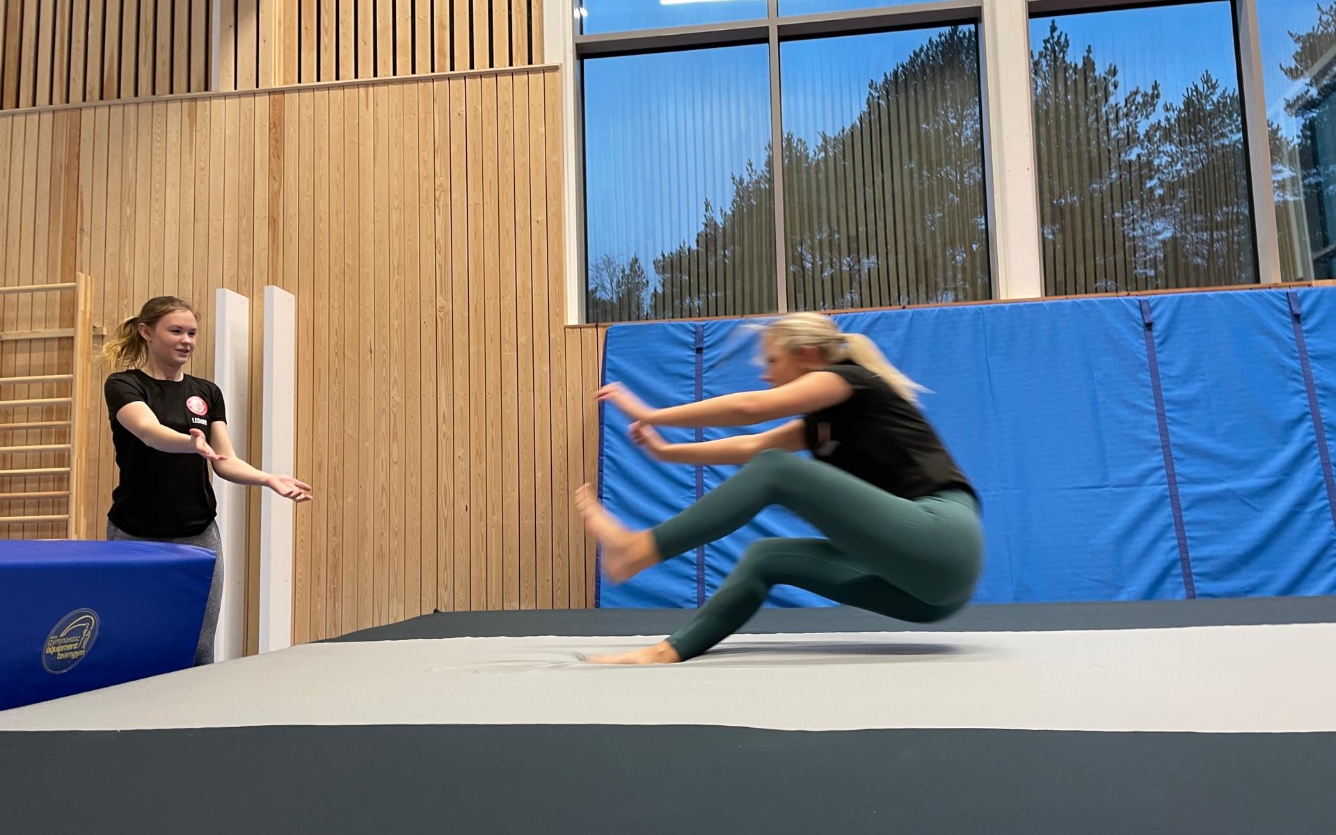 Madeleine Prytz och Sigrid Wennström hinner med att träna lite för egen del innan deras grupp kommer till gymnastikhallen i Öjersjö.
