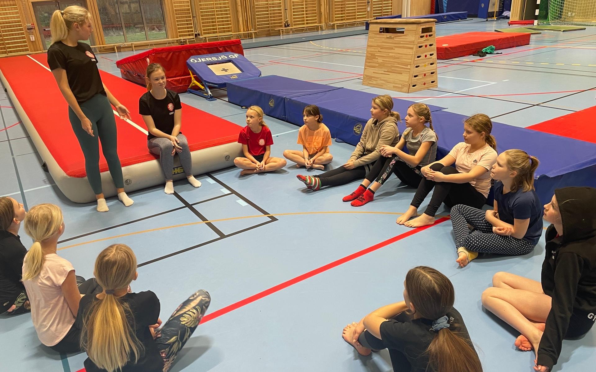 Madeleine Prytz och Sigrid Wennström börjar träningen med lite snack med sin ungdomsgrupp.