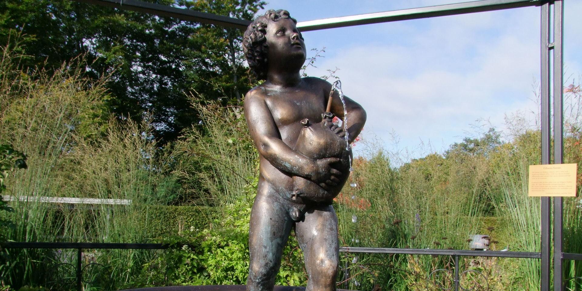 Pelle sjö fanns ursprungligen som staty i en fontän vid Herrgården i Jonsereds trädgårdar. Nu har statyn kommit tillbaka tack vare pengar från föreningsfonden i Jonsered. 