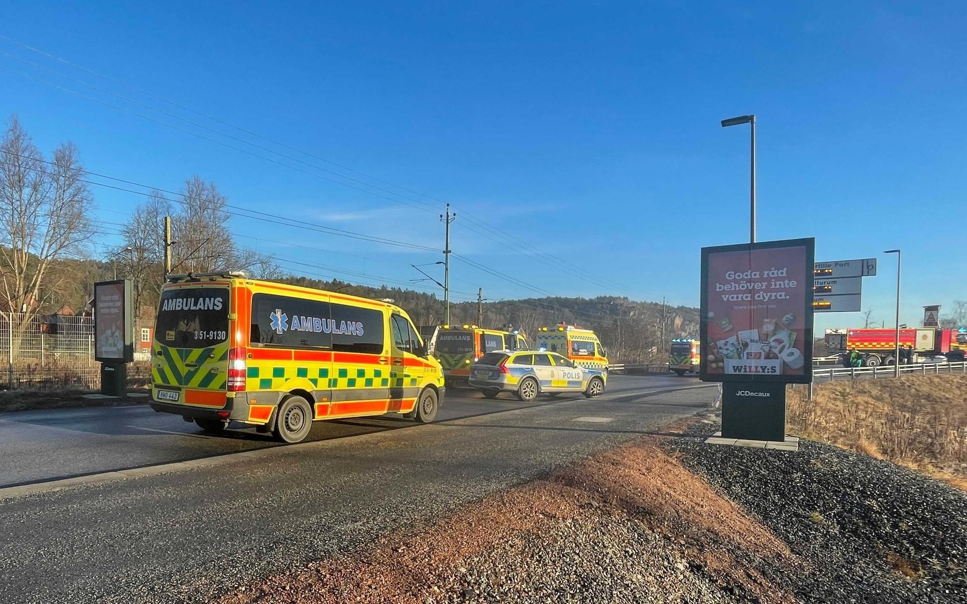 Fem ambulanser skickades till olycksplatsen, enligt SOS Alarms händelseinformation.