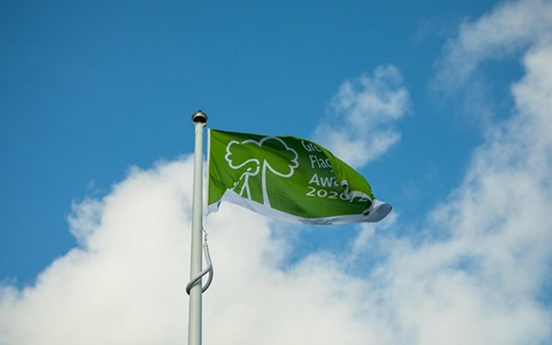 Den gröna flaggan får vaja i trädgården ett år till.