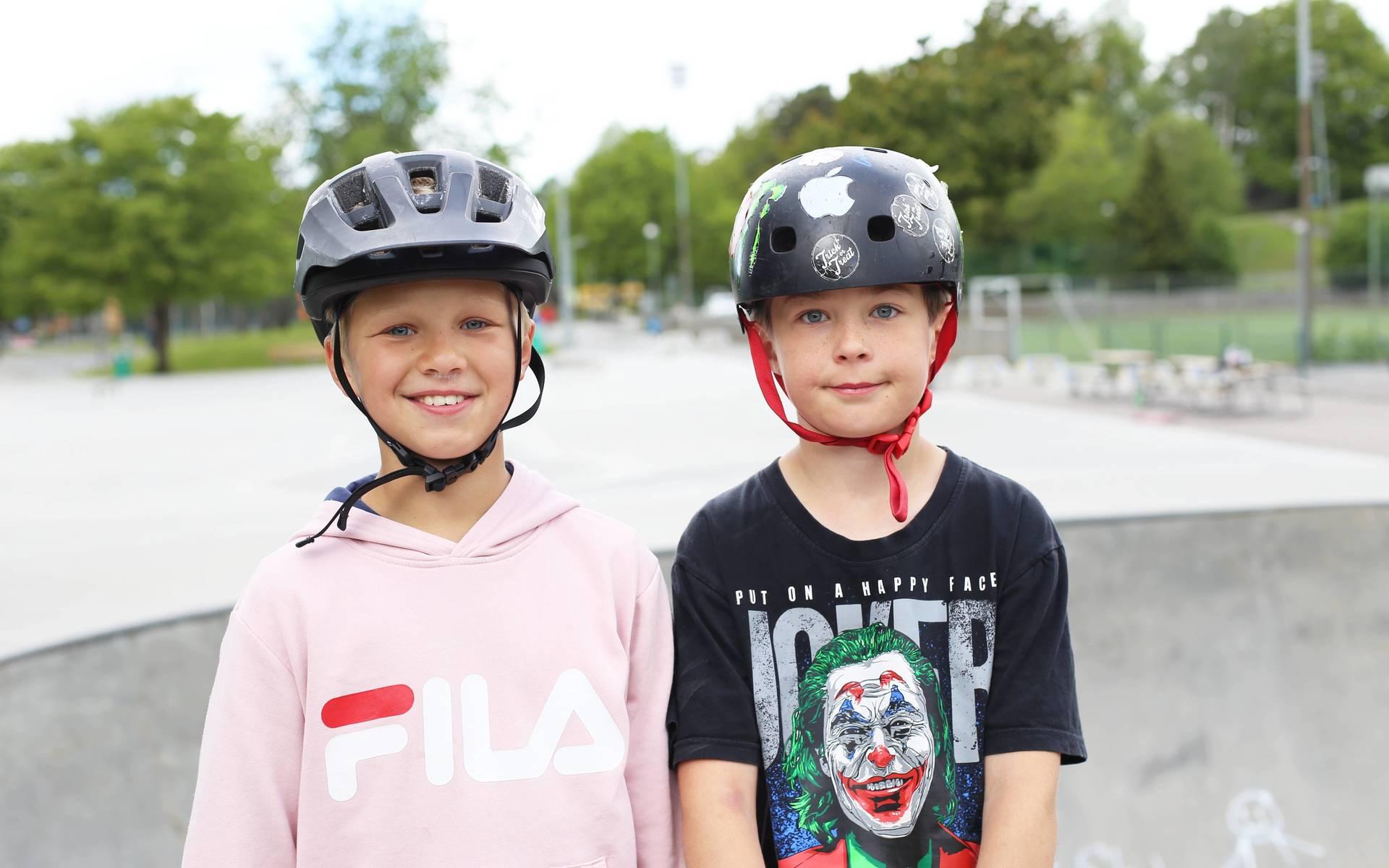 Gustav och Elis gillar att lära sig nya trix i skateparken. 