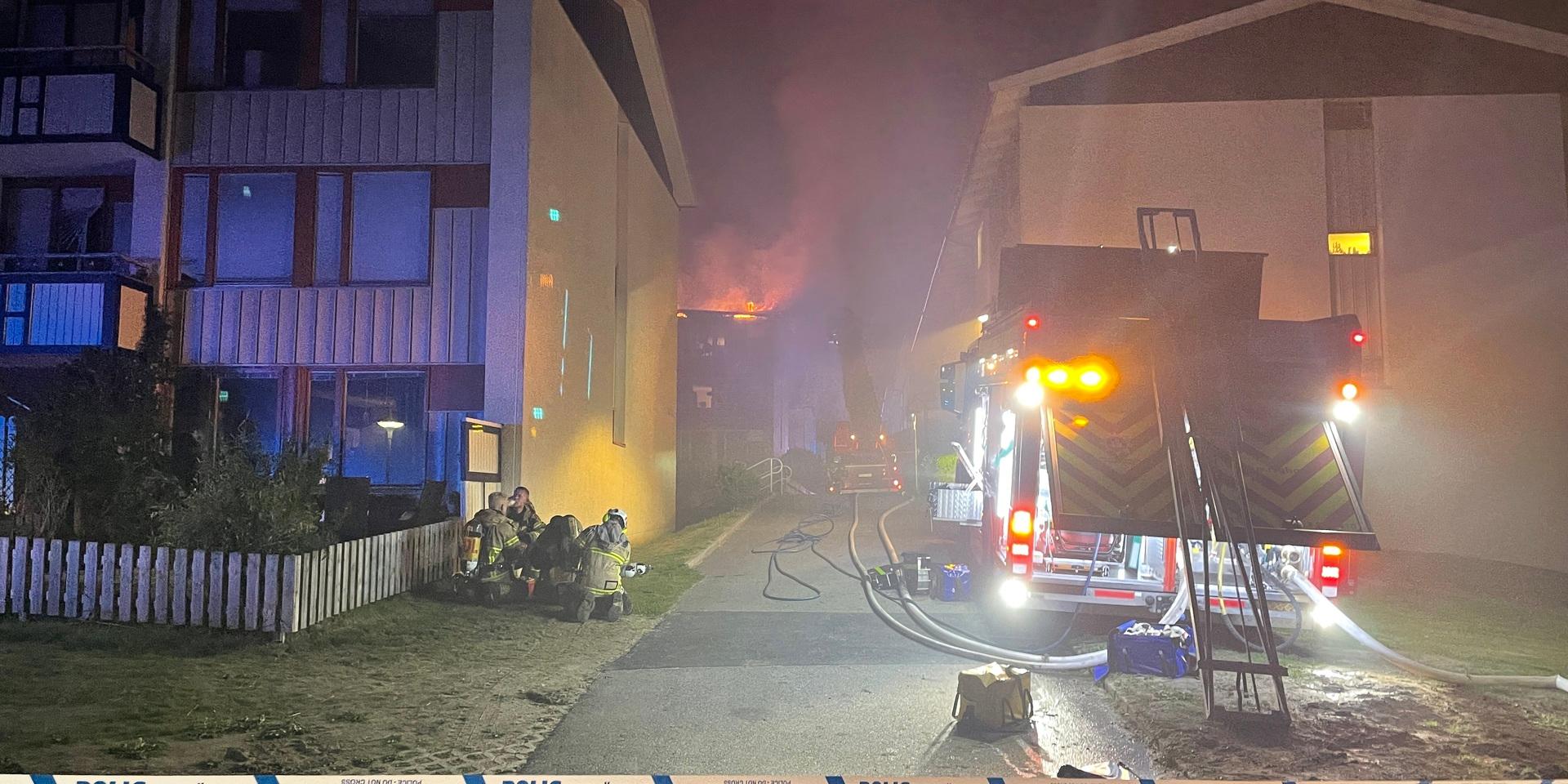 Natten mellan måndag och tisdag slet brandmännen med att släcka branden i flerbostadshuset på Domarevägen.