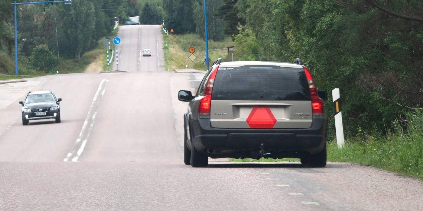 Flera bilfirmor i Västsverige säger att de trimmar A-traktorer trots att de inte får köras snabbare än 30 kilometer i timmen. 