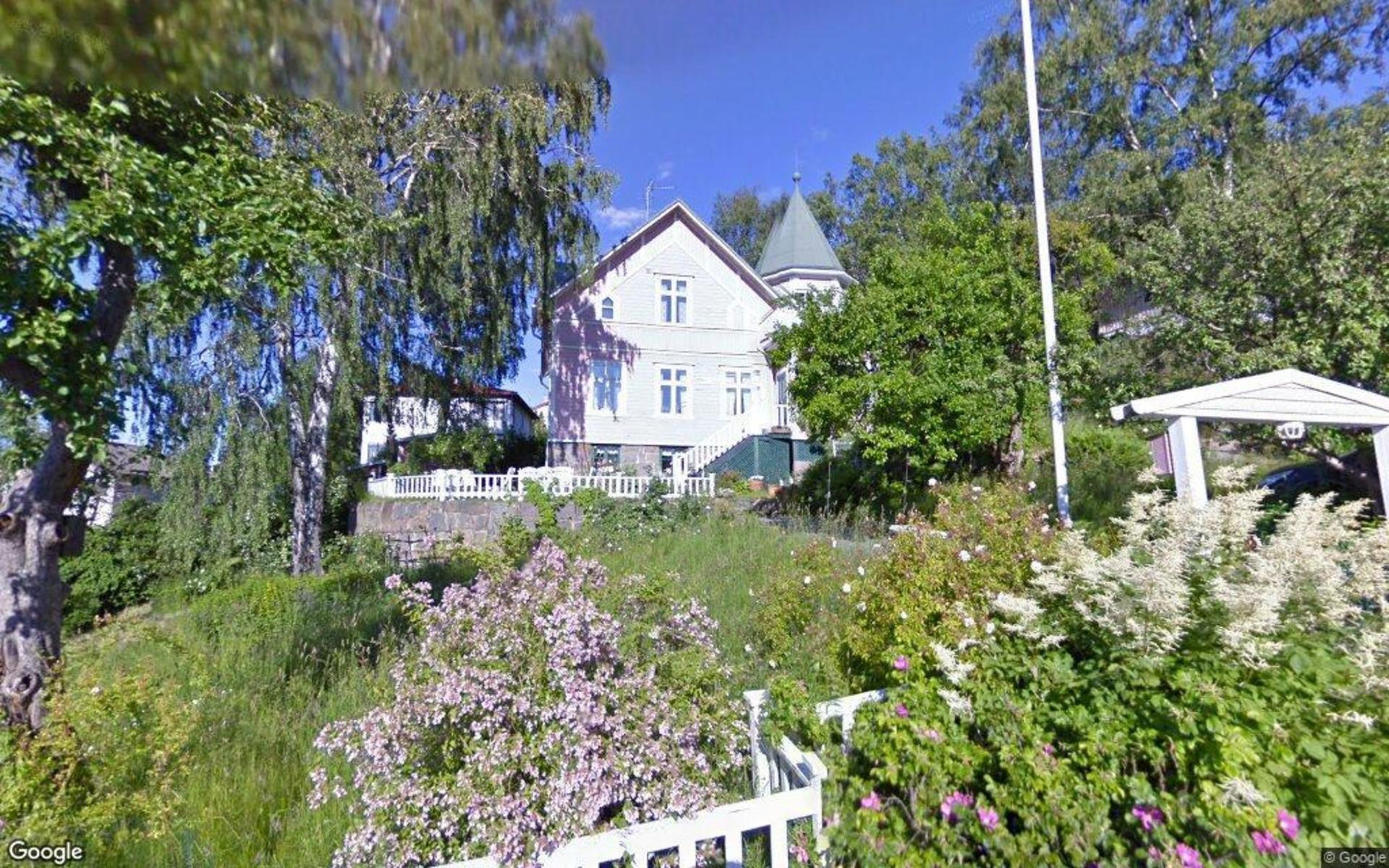 Huset på Bergsvägen 34 i Sävedalen fått nya ägare. Priset blev 13 000 000 kronor och de nya ägarna tog över huset i oktober. Huset byggdes 1920 och har en boyta på 212 kvadratmeter. 61 500 blev priset per kvadratmeter för villan.