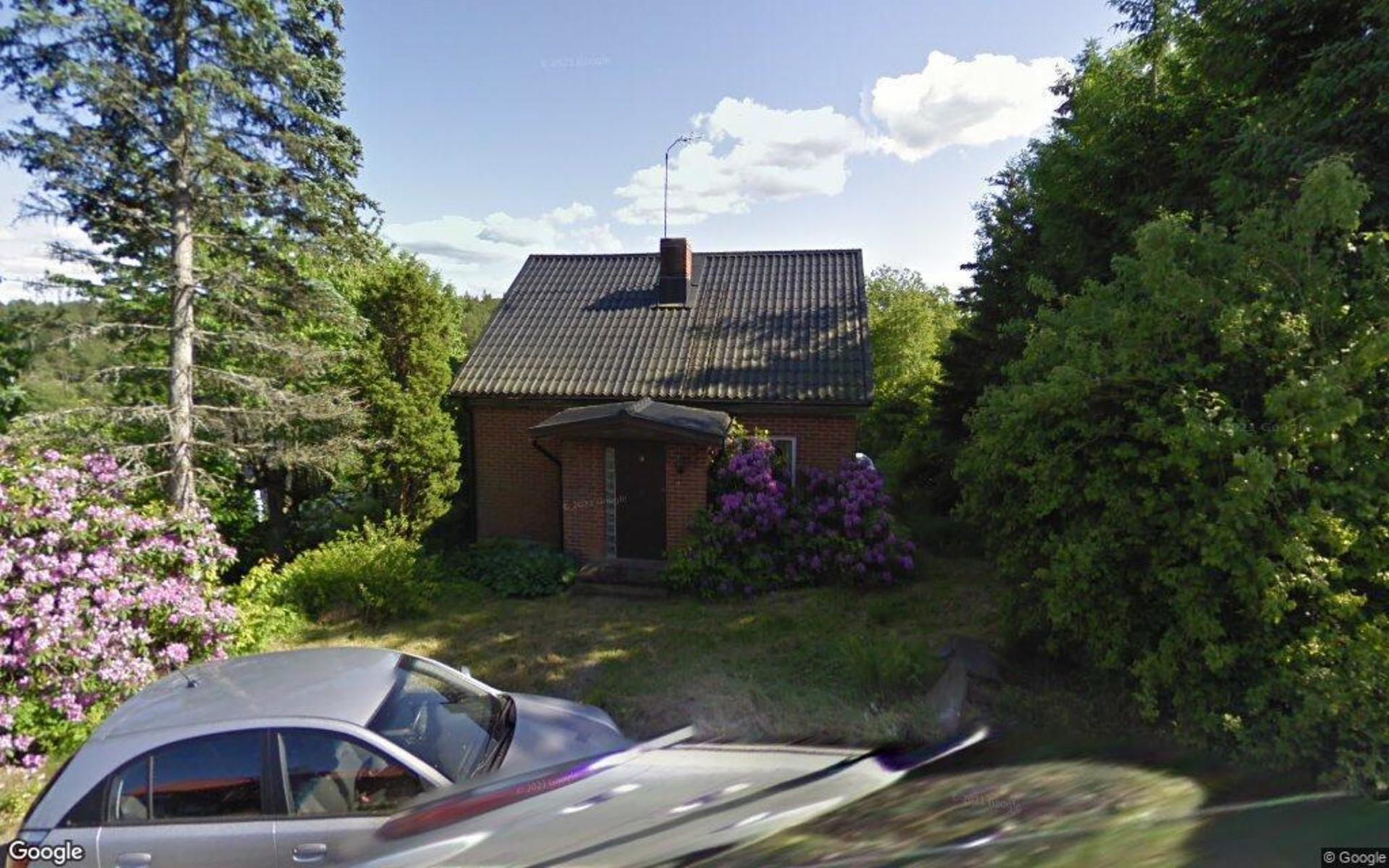 Fastigheten på adressen Solbacken 18 i Öjersjö har fått nya ägare. Köpet blev klart i november och priset blev 10,3 miljoner kronor. Huset byggdes 1931 och har en boyta på 102 kvadratmeter. Kvadratmeterpriset för fastigheten blev 100 500 kronor.
